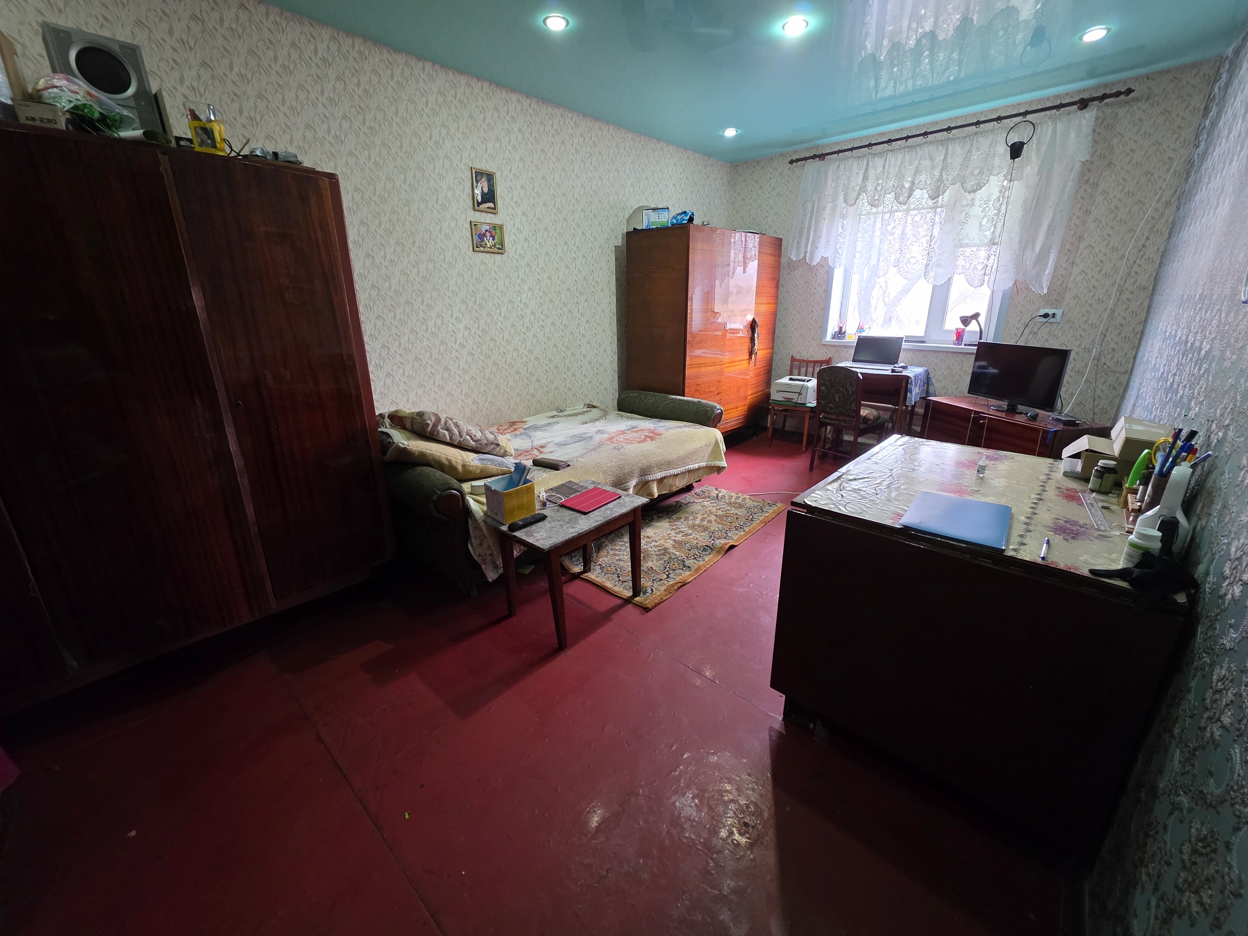 Продам дом 128м2 с. Гаевое, Лутугинский р-н, ЛНР, РФ. Материал стен: кирпич. 5 - комнат из них 3-отдельные. Окна м/п. Санузел совмещенный в доме. Отопление - напольный котел на угле. Горячая вода - бойлер. Крыша в доме перекрыта в 2024году. Есть заезд для автомобиля и гараж. Подвал. Участок в заборе. Вода скв...
