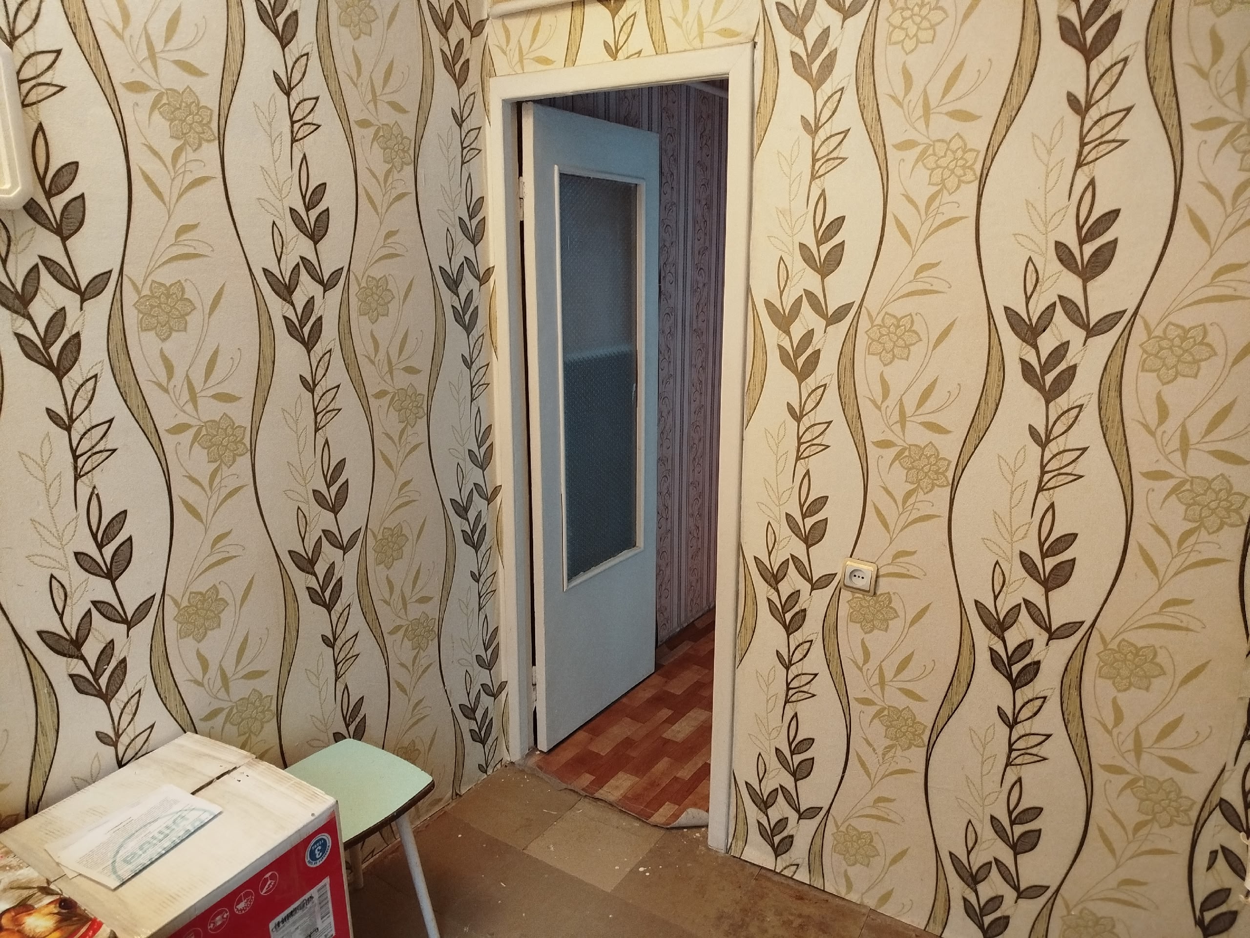 Продам 2-х комнатную в Луганске на восточных кварталах (кв. Якира) 1/9. Общая площадь 52,9 кв.м. Установлены м/п окна, балкон ОТСУТСТВУЕТ! Рядом имеется все необходимое для комфортного проживания: транспортная остановка, аптека, школа, детский сад, супермаркет. для сделки. Цена 4.500.000 р.+79599916955...