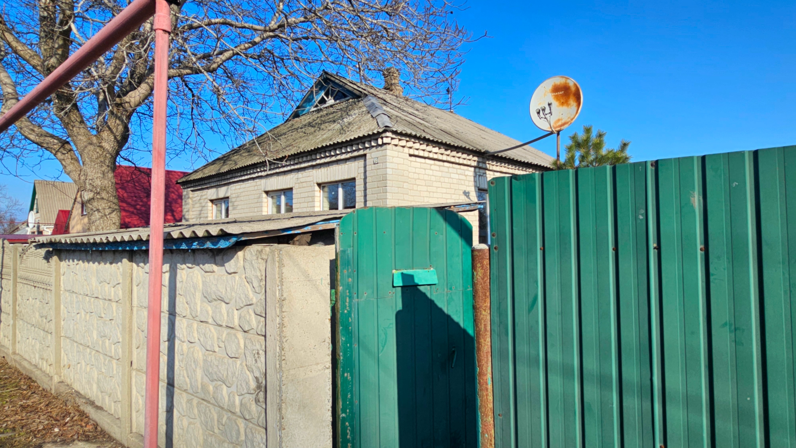 🏡 Продаётся дом в Свердловске, ул. Серых. Большой добротный дом.
📐Площадь =89,9 м2. Участок7,4 сотки. Три раздельные комнаты + зал, веранда. Сан.узел...