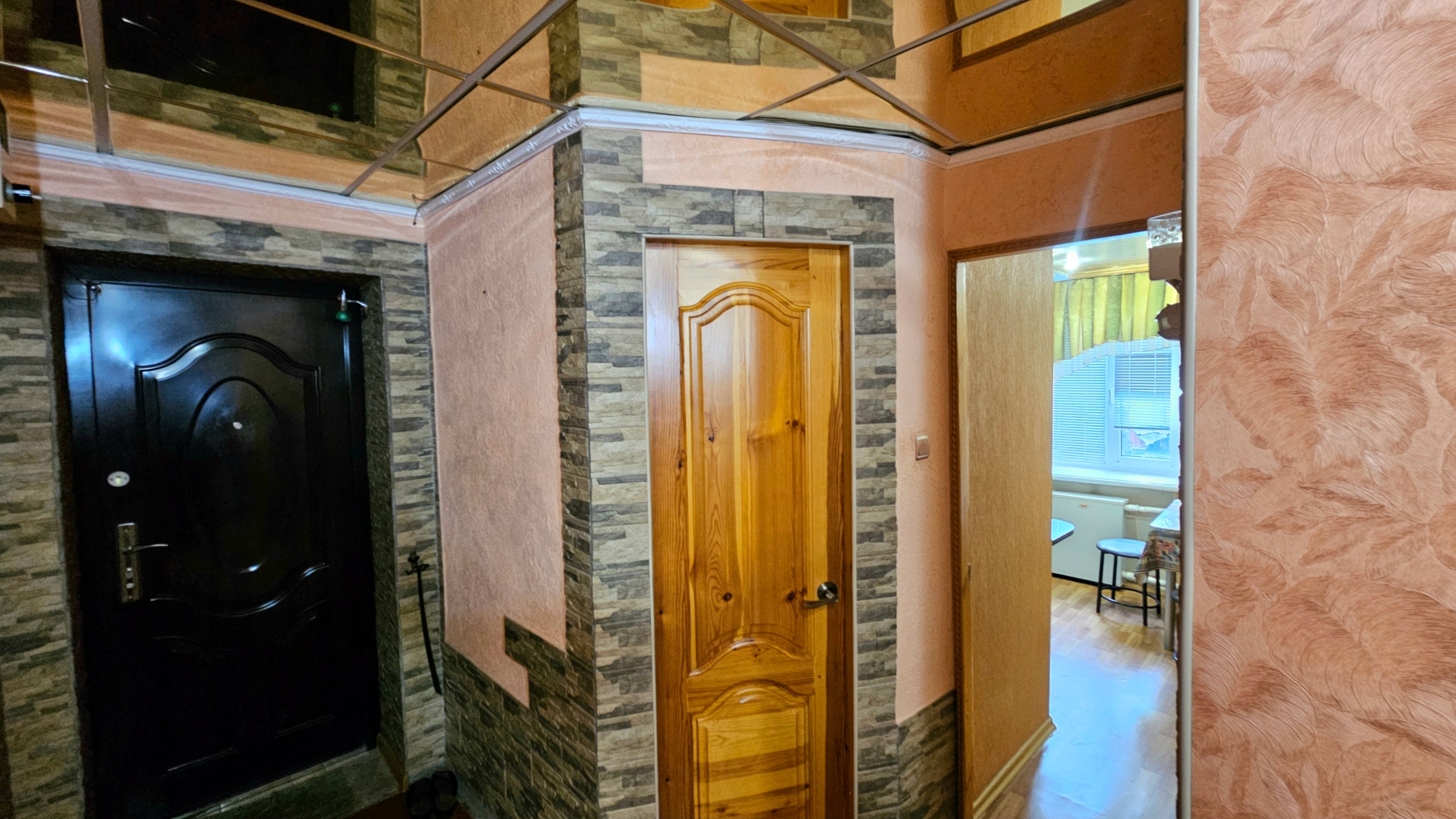 🏢Продаётся 3-х комнатная квартира в Червонопартизанске, ул. Ворошилова, 5. ✨ Основные характеристики: - Удобный 2-й этаж, квартира не угловая - Кирпичный дом - Все комнаты раздельные - Газовое индивидуальное отопление - Все окна металлопластиковые - Уютный балкон - Санузел совмещенный, отделан плиткой, с бойл...
