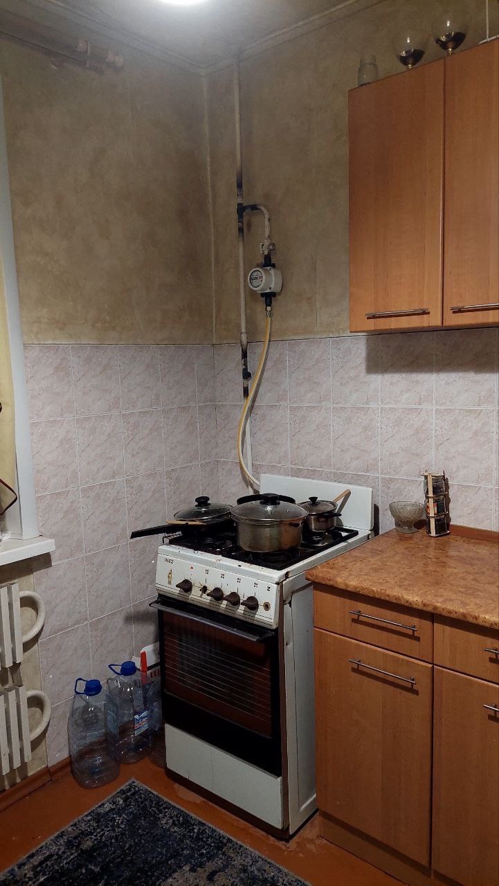 Продам 2х комнатная квартиру квартал Ольховский 2/9 эт дома, 54/38/7,5 улучшенной планировки, дом 13, жилое состояние, м/пл разводка, в кухне пласт окно, счетчики на газ, воду, частично мебель, балкон застеклен, чистый подъезд, подвал в порядке, рядом ледовая арена, две школы, магазины, кольца квартала мирный...