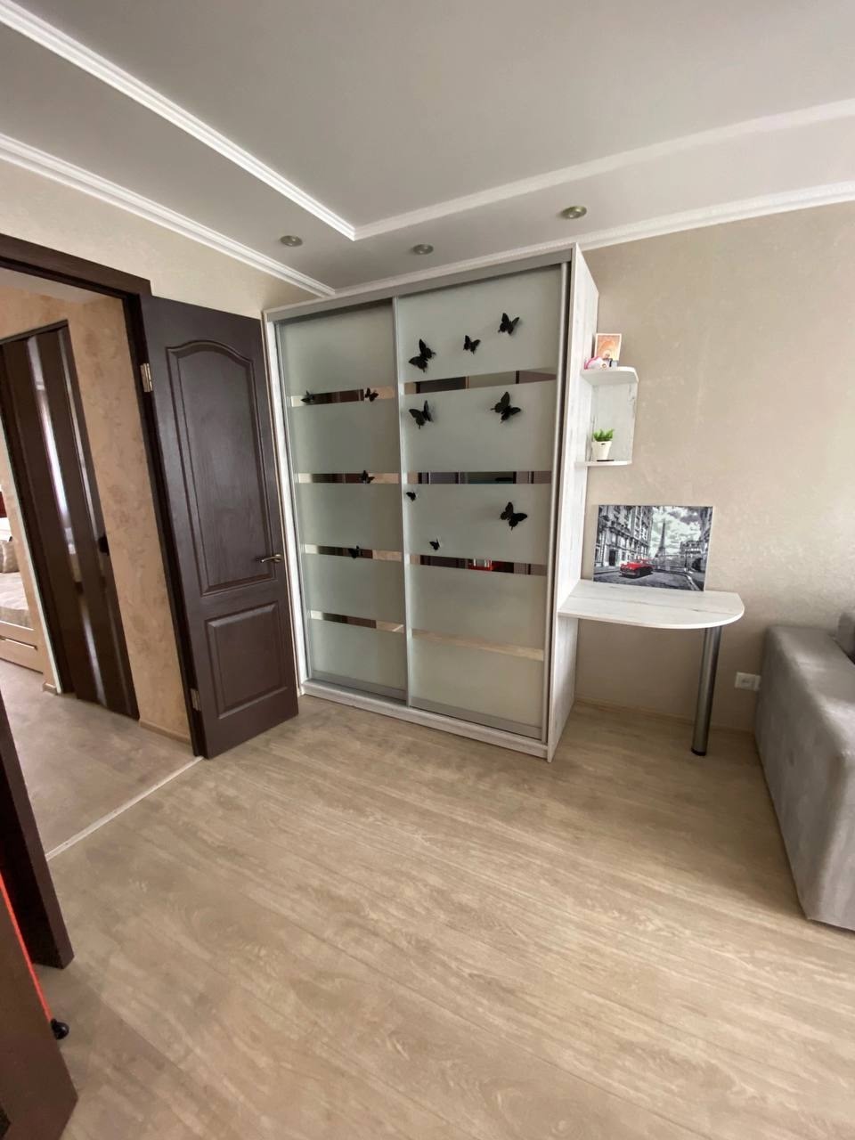 Продам 2к квартиру на кв.Гаевого, 4/5 эт. 43,4/28,6/6,2 кв.м. Квартира в отличном состоянии, кап.ремонт 2023 года. Новые трубы, батареи, проводка, залиты новые полы, окна пластик, натяжные потолки, кондиционер. В спальне гардеробная с современной системой хранения. Мебель и техника остаются новому хозяину. По...