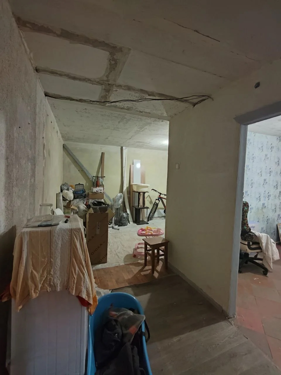 СРОЧНАЯ ПРОДАЖА!!! 2-х комнатная квартира кв. Гагарина Цена: 3 500 000 руб. Город: Луганск Район: Жовтневый кв. Гагарина, дом 10 2/5 эт. кирпичного дома, общ. пл. 40,3 кв.м, кухня 6 кв.м, окна м/п, санузел совмещён. Квартира под ремонт. Хорошее месторасположение. . Агент: Елена: +7(959)191-78-25...