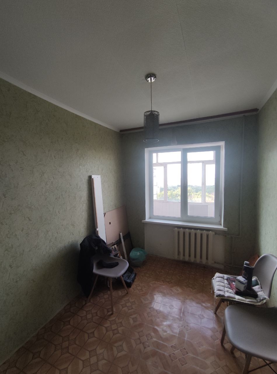 📍 Алчевск 🏢 Продаётся 3-комнатная квартира, р-он Спорттоваров 🔹 Параметры: ✔ Этаж: 9/9 (угловая, утеплённая) ✔ Площадь: 49,6 м² ✔ Кухня: 6,8 м² ✔ Комнаты: 3 (одна проходная) ✔ Балкон: 6 м² (застеклён деревянной рамой) Коммуникации: ✅ Кондиционер ✅ Бойлер ✅ Пластиковые трубы (отопление, канализация, водопровод...