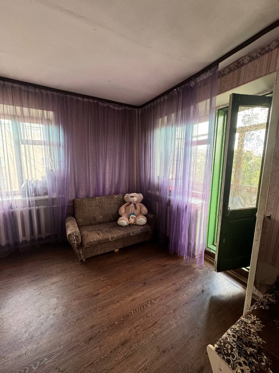 Продам 1 комнатную квартиру кв. Гаевого (р-н Буревестника). Общая площадь 32,9 м2, на 4/5 эт. Состояние квартиры жилое как на фото, под ремонт. Очень и удобное расположение дома, рядом школа, детский садик, детская площадка, магазины, супермаркеты, банк, аптека, остановка общественного транспорта. Документы Р...