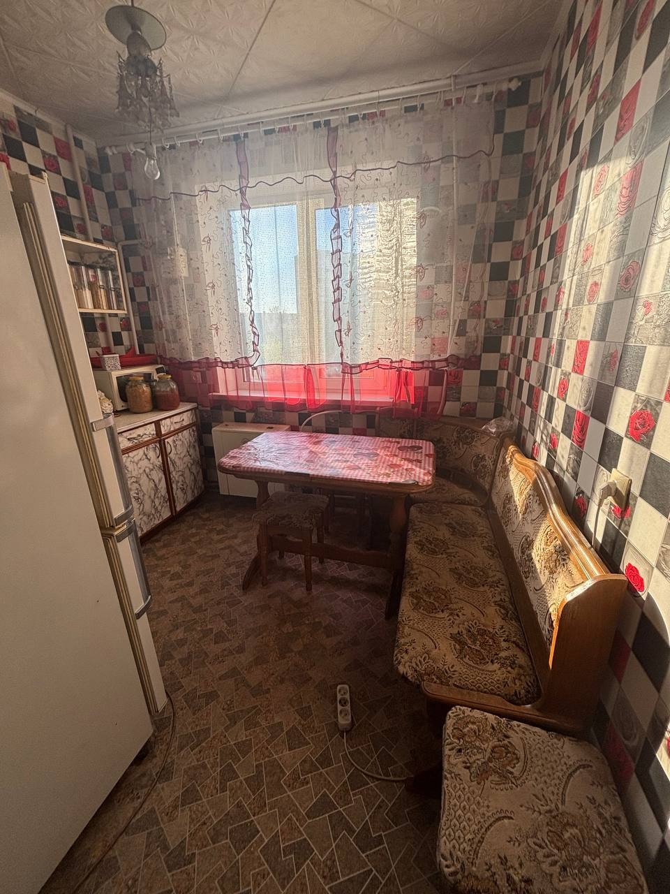 Продаётся квартира центр Краснодона!! Просторная 3-х комнатная 64,4м2 на кв.Светский 1-й дом,3-й этаж. Индивидуальное отопление,раздельный санузел с новым ремонтом. Квартира светлая,теплая и полностью оборудована для жизни. Все что есть на фото остаётся,кроме стиральной машинки. Отличное расположение:рядом шк...