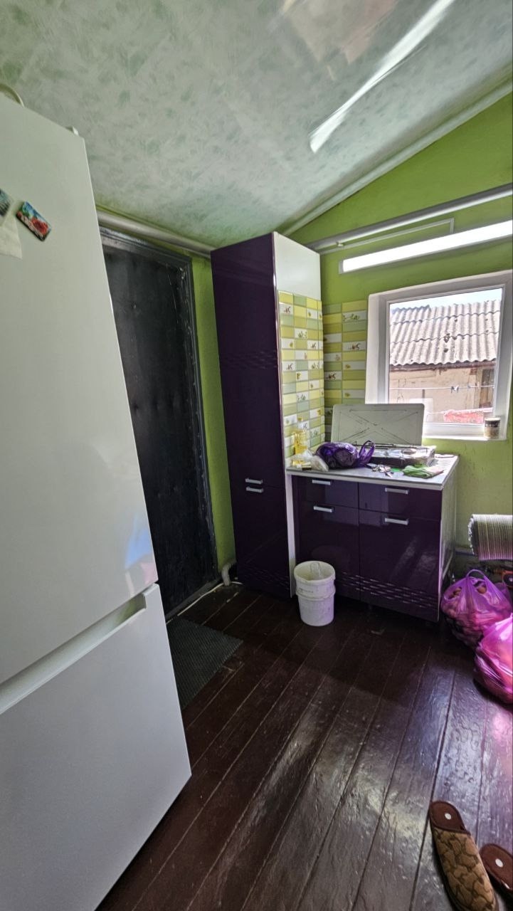 💥🏡Пол дома в Свердловске, ул. Орджоникидзе, р-н Пожарной части. 🛏️Формат: 2 комнаты, кухня, санузел в доме. 💦Есть сливная яма, вода постоянно.🪟 Окна металлопластиковые. 🔥Твердотопливный котёл с автоматикой, газовая труба проходит возле дома. 👌Хорошее жилое состояние, натяжные потолки.🚿Бойлер, душевая кабина. ...