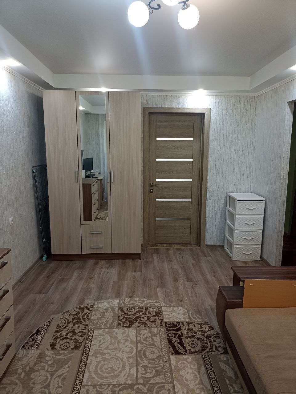 ‼Продам 2-комн. квартиру на кв. Комарова! 5/5- эт., 43/27/6. АВТОНОМНОЕ ОТОПЛЕНИЕ! Хороший ремонт. Комнаты изолированы. Натяжные потолки, кондиционер, балкон застеклен. Заменены все коммуникации. Рядом сад, школа, вся необходимая инфраструктура. Отличная транспортная развязка. . Цена 4 700 000 руб. тел. +7(95...