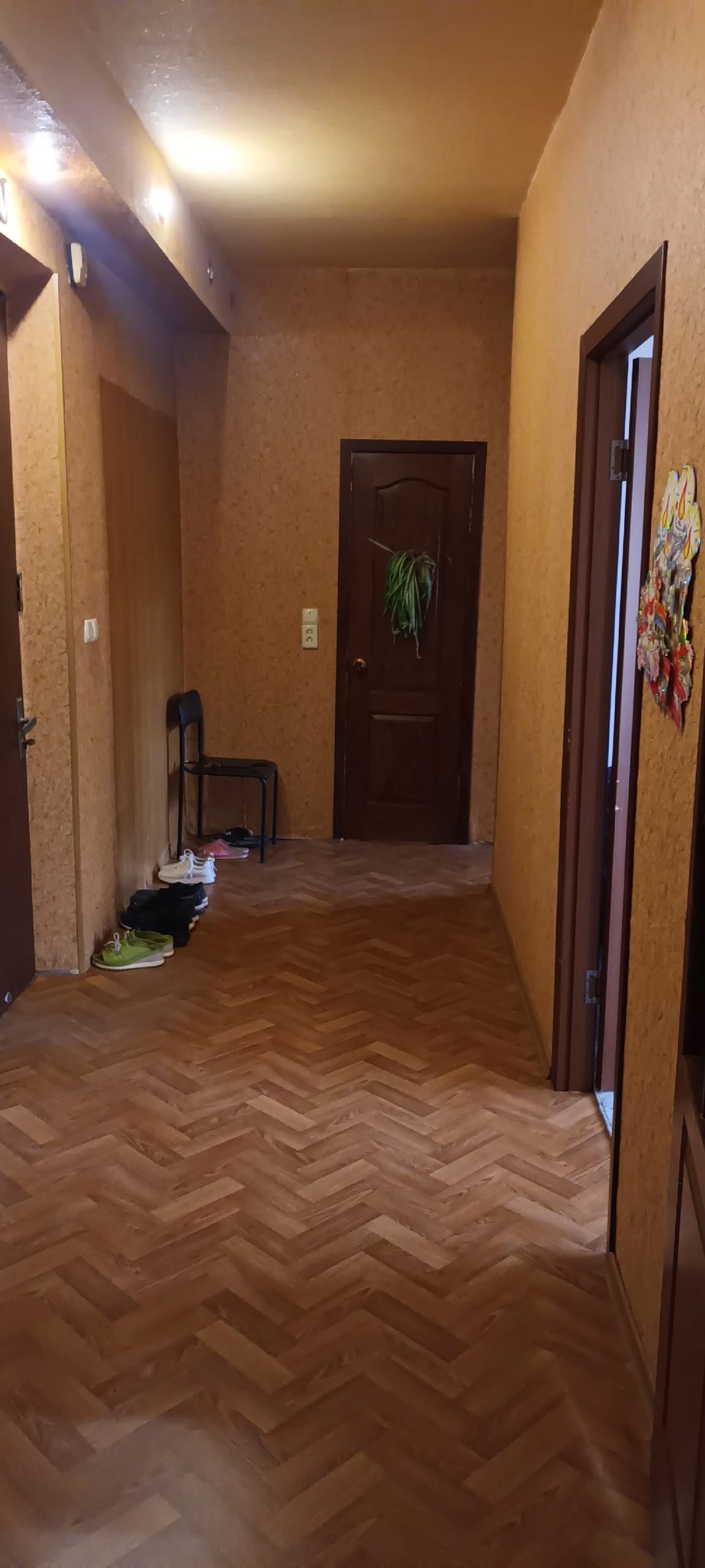 Алчевск.Продается 2х комнатная крупногабаритная квартира(сталинка) по кл.Фрунзе(рядом ресторан"Бульвар"),дом -шлакоблок,не угловая,1/5, МПО,ОП-55,5м²,кухня- 8м² комнаты раздельные, отопление центральное,газовая колонка,трубы МП,с/у раздельный,частично в кафеле.Хорошее жилое состояние.Остается вся ме...
